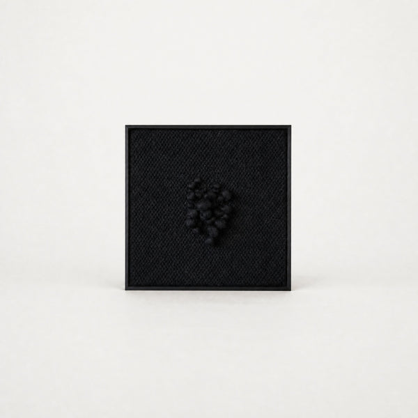 Enigma - Arazzo scultoreo con cornice in lana nera